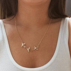 3/$70 item! Gold Tone Three Bird Necklace